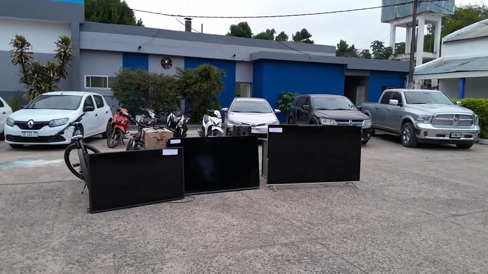 fabriglibo's tweet image. #CHACO 🚨

Algunos de los #SECUESTROS de los allanamientos contra dirigentes piqueteros por lavado de dinero 💲 

Ojo, todavía no está el total (deben estar contando) de efectivo incautado.

4 kapangas detenidos.

Otra megacausa que involucra el manejo de fondos del kirchnerismo