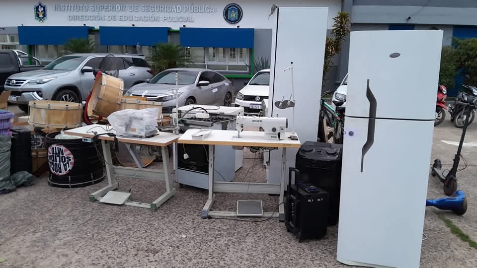 fabriglibo's tweet image. #CHACO 🚨

Algunos de los #SECUESTROS de los allanamientos contra dirigentes piqueteros por lavado de dinero 💲 

Ojo, todavía no está el total (deben estar contando) de efectivo incautado.

4 kapangas detenidos.

Otra megacausa que involucra el manejo de fondos del kirchnerismo