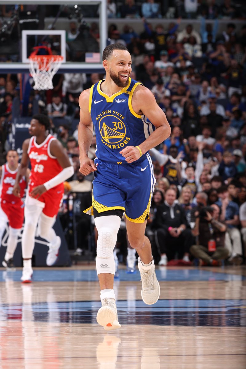 NBABrasil's tweet photo. Uma noite ESPETACULAR de Wardell Stephen Curry! Se liga:

👨‍🍳 52 PTS
👨‍🍳 10 REB
👨‍🍳 8 AST
👨‍🍳 5 ROU
👨‍🍳 1 BLK
👨‍🍳 12 3PT

O Chef ENTENDE DO ESPORTE! 🏀🤩🔥 #AgoraNaNBA #HLNBA #NBAStats @warriors https://t.co/kfEa6lMceT