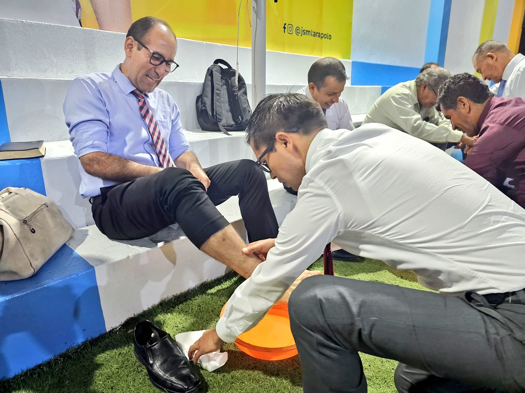 💧 Rito de Humildad: Reflejo del amor de Cristo🙏  

❤️ Al practicar el Rito de Humildad, seguimos el ejemplo de Jesús, quien se hizo siervo por amor a nosotros. Que este acto de servicio nos acerque más a él y nos impulse a compartir su amor con los demás. ✝️ #SemanaSanta2025