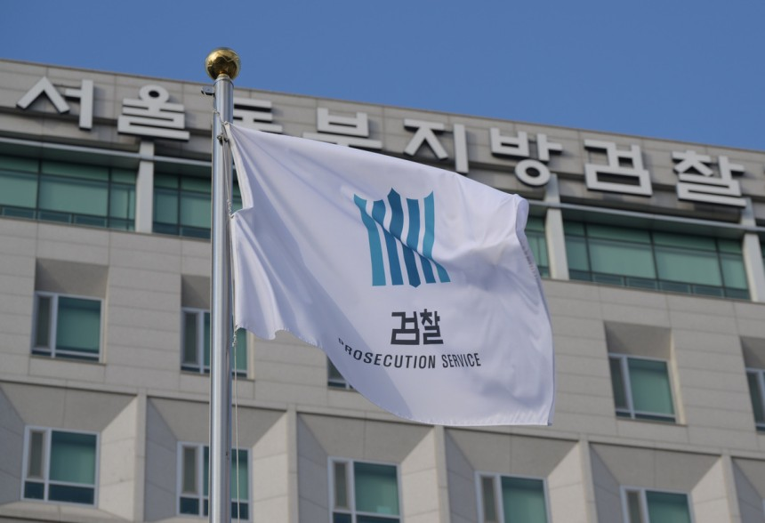 중국시계 12만개 국내산 둔갑…제이에스티나 대표 기소

주얼리업체 제이에스티나가 중국산 시계를 국산처럼 속여 판매한 혐의로 대표와 임직원들이 재판에 넘겨졌음.

검찰 조사에 따르면, 이들은 2017년부터 2023년까지 중국에서 들여온 시계 약 12만 개에서 ‘메이드 인 차이나’ 표시를 아세톤으로