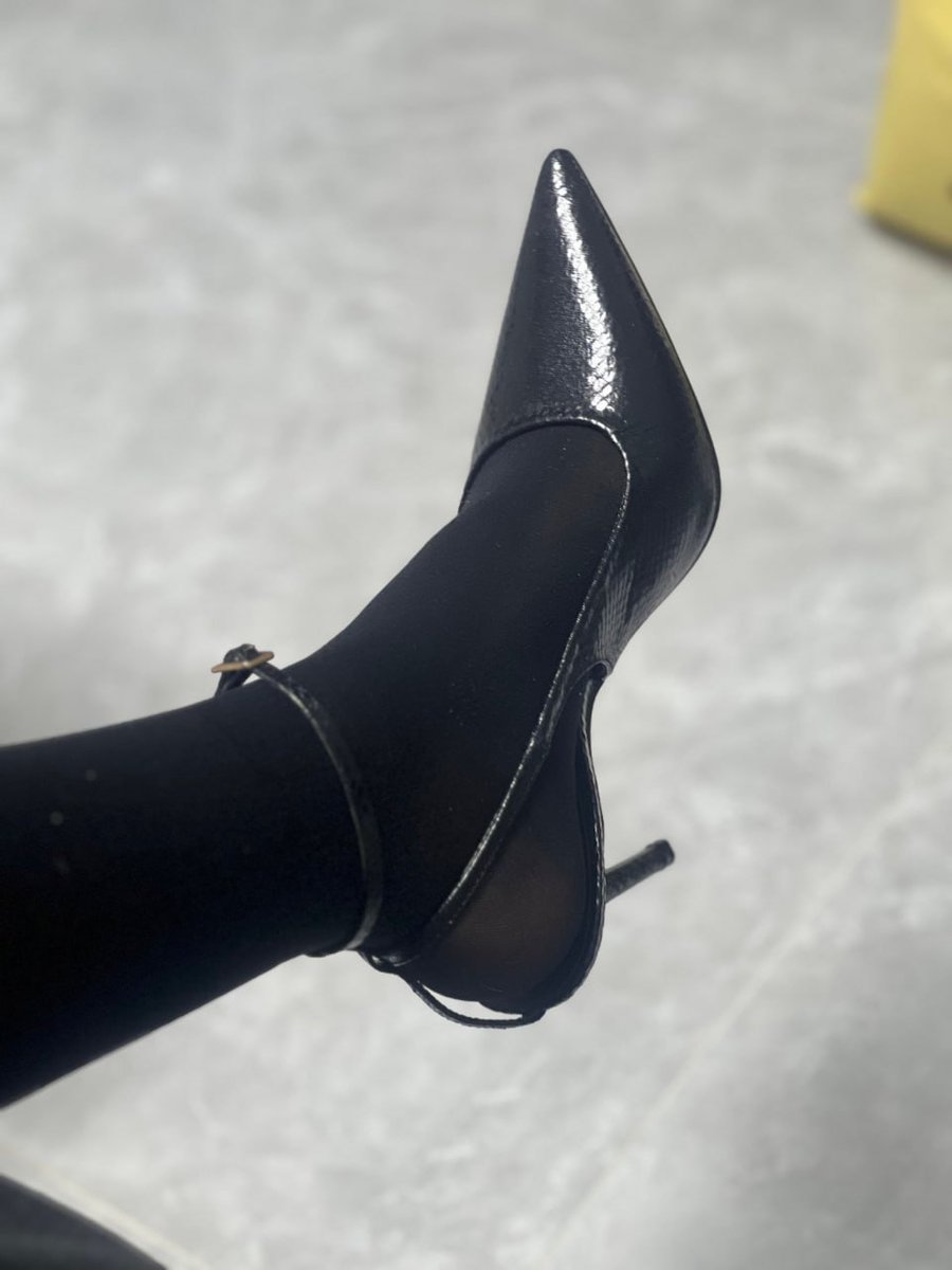 今天是全黑
#恋足 #丝袜 #脚底 #足交 #踩射 #女王 #贱狗 #美腿 #黑丝  #自慰 #调教 #高跟鞋