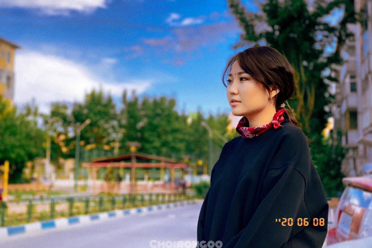 Аав 30 гартлаа найз нөхөдтэйгөө наргиж цэнгэсэн, дунд чөмгөөрөө дураараа жиргэсэн хүн бсан гэсэн. Хэзээ хойно ээжтэй учраад аавыг 41тэйд нь би гараад, аавын ганц амь болсон юм. Ээж намайг төрүүлчихээд жил гаруй болоод л ажилдаа орчихсон, аав харж үлддэг. Ээжид сүү байхгүй, аав