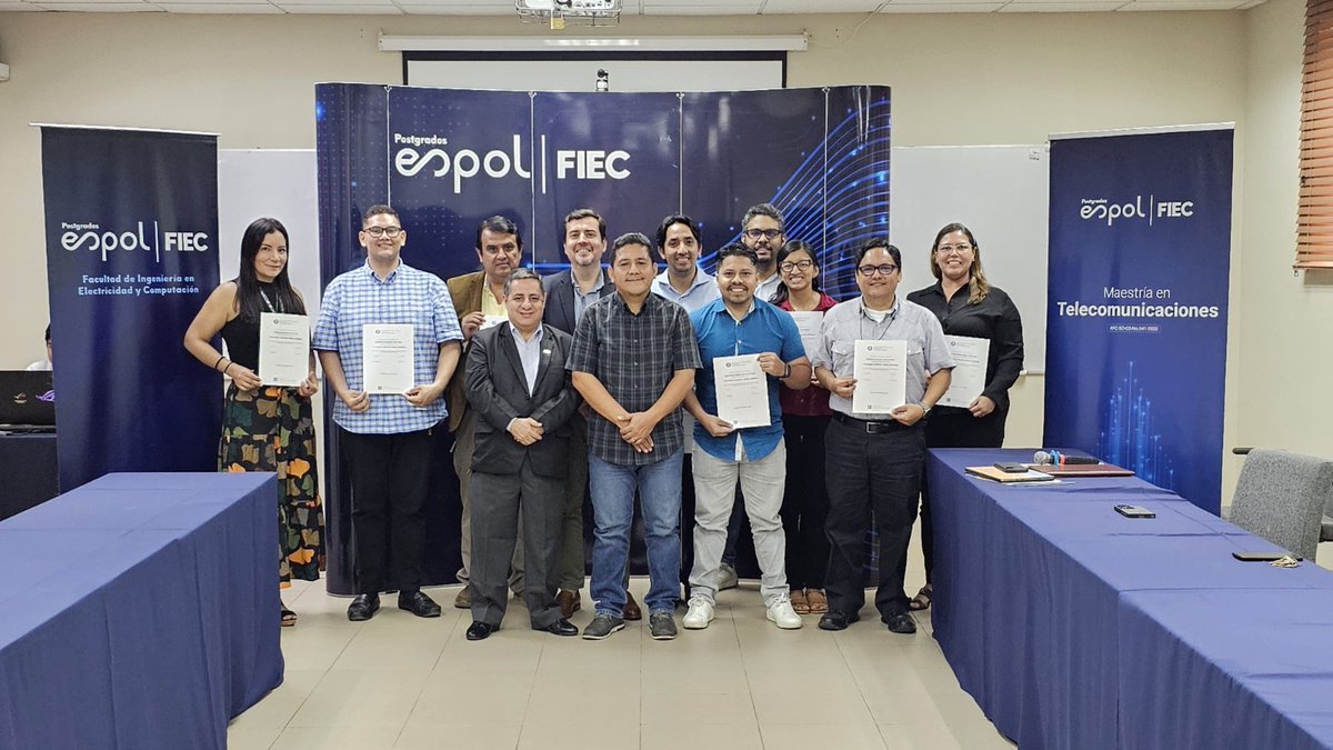 🎉Felicitamos a nuestros docentes por culminar el curso "Tecnologías Cuánticas: redes y sistemas" en la Universitat Politécnica de Catalunya, España.

"¡En ESPOL seguimos innovando y creciendo juntos hacia nuevas tecnologías cuánticas!" - Ph.D. Jorge Aragundi
Decano de la FIEC