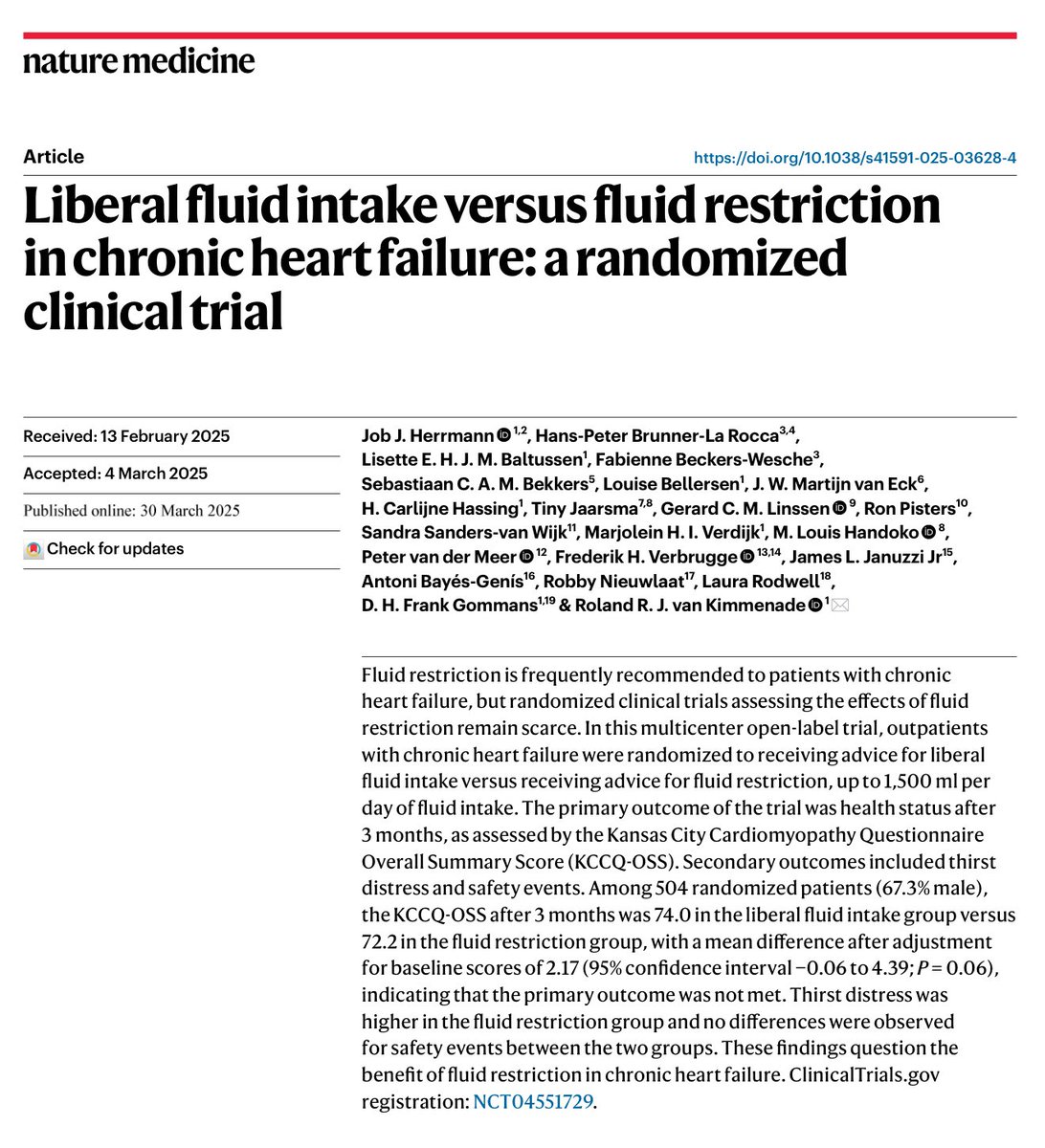📌Estudio FRESH-UP
Ingesta de líquidos en #InsuficienciaCardiaca: liberal 🆚 restricción 

🤭Los mitos se caen 
Restringir los líquidos (&lt;1500 ml) no tiene beneficio, disminuye el bienestar a los pacientes 

👥504  NYHA II-III
⏱️ Seguimiento por 3 meses

❌No recomendar