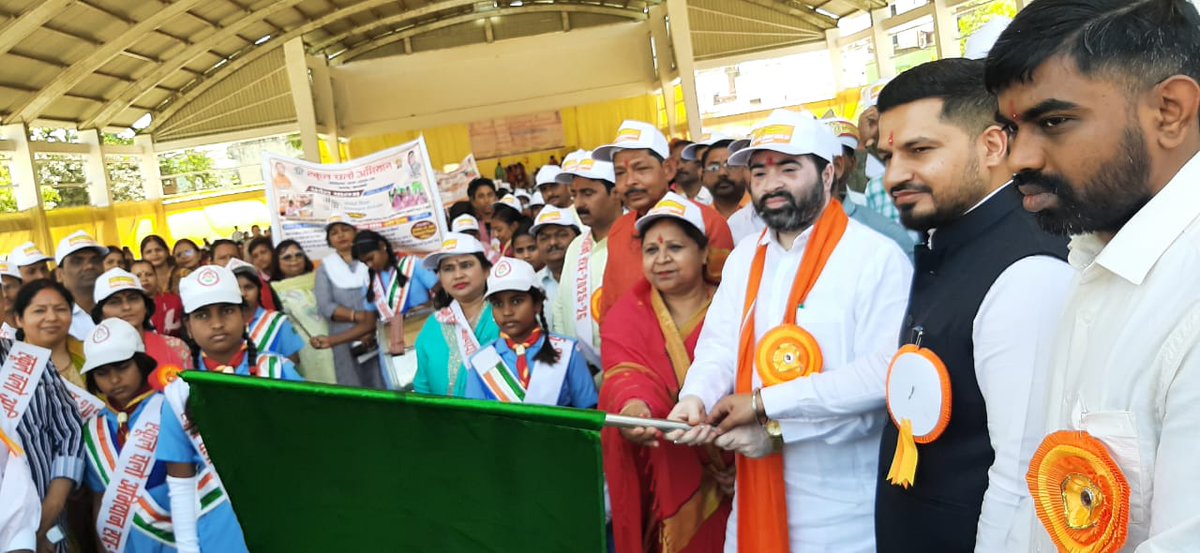 इस अवसर पर स्कूल चलो अभियान रैली एवं समस्त विकास खण्डों हेतु नामांकन रथ को हरी झण्डी दिखाकर रवाना किया गया।