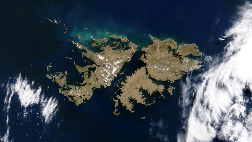 Son más que un pedazo de tierra: son historia, memoria y sangre argentina. No importa el tiempo que pase, el reclamo sigue vivo. 
Las Malvinas son y serán argentinas.