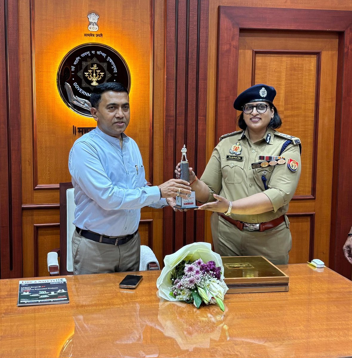 #BreakingNews | #Mahakumbh2025  

The Uttar Pradesh Fire Department has been honored in Goa for its outstanding work during the Maha Kumbh.  
Goa Chief Minister Dr. Pramod Sawant presented the award to ADG Padmaja Chauhan, commending the Yogi government’s efforts.
