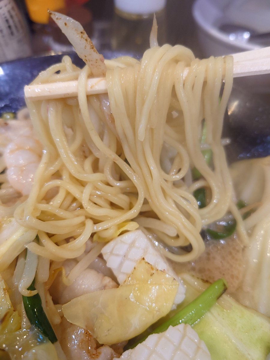427_fe's tweet photo. 今日のランチです🐷
★ひたちなか市高場
★茨城豚骨 とんこつ家 本店
★ちゃんぽん 唐揚げ3個
日立移動途中早麺🚙💥💨とろみのある濃厚豚骨スープのちゃんぽん🍜ラードで炒めた野菜🥬🐷&amp;魚介🦑🦐が(ﾟдﾟ)ｳﾏｰｲ❗️太麺かと思いきやストレートの細麺🥢👀コレはこれで合うねぇ🍜開店10分で🅿️🈵🚙💮💯🏆 https://t.co/8brrVY3Uap