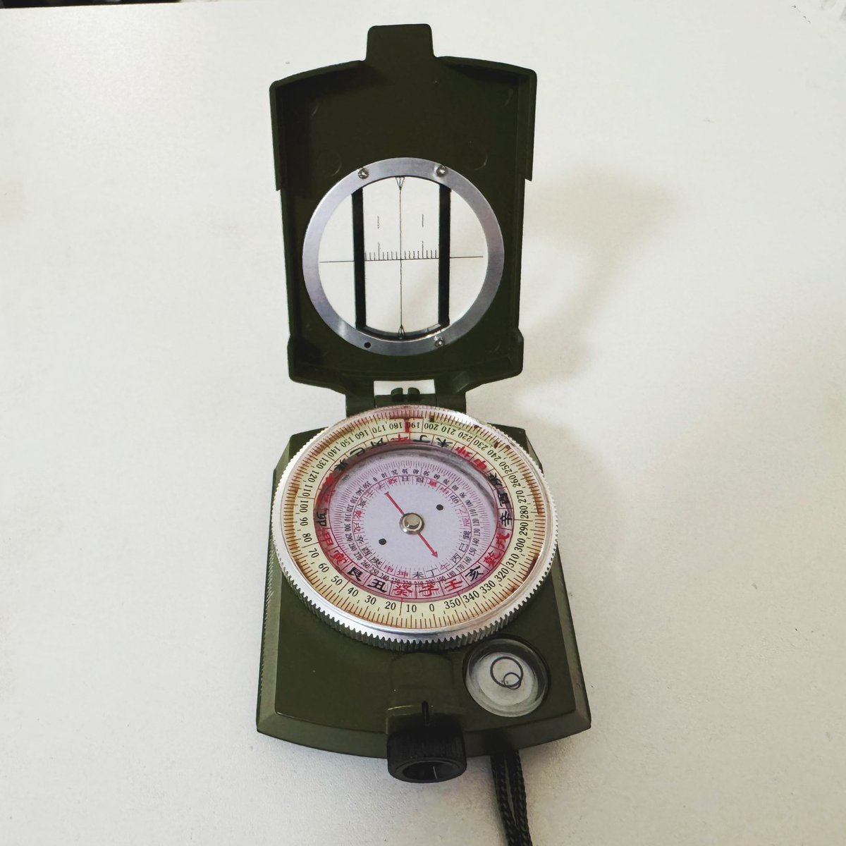 今天在马来机场过安检 地勤小姐姐一直说包里有东西 让我找出来 我找了半天不知道是啥没通过 最后小姐姐亲自找到了问我：What is this? 看着我的罗盘我竟不知道如何翻译 我说 Chinese feng shui ！😂小姐姐好像懂了 比了个👍ok了 让我通过了