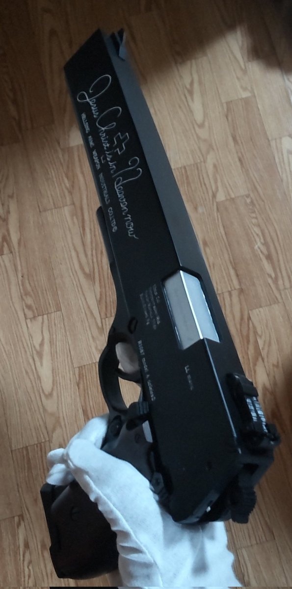 対化物戦闘用13mm拳銃ジャッカル、OVAだとグリップが木製っぽいのよね🔫