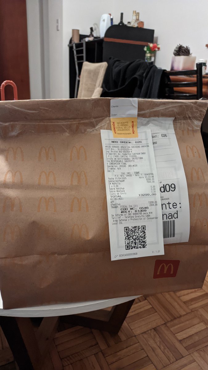maxi_diaz24's tweet photo. @McDonalds_Ar buenas noches,  nos arruinaron la cena, un desastre, pedimos, están a 4 cuadras, desde que la aplicación dijo que el pedido estaba ok, tardaron más de media hora en retirar,llegó helado y en mal estado, encima en el teléfono de atención te maltratan,no lo usen https://t.co/f2jqboYDVP