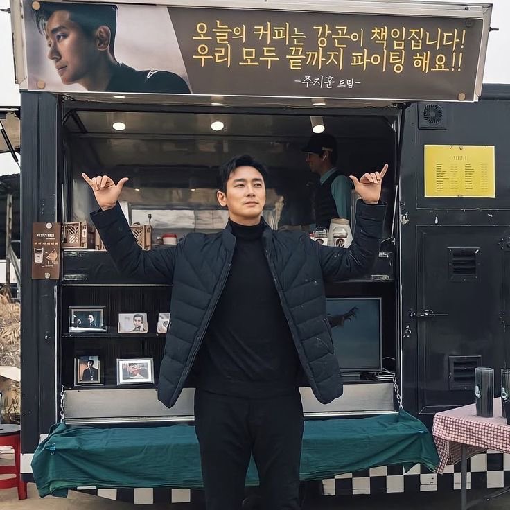 ballentain_486's tweet photo. 그니까 차랑 현수막이랑 비슷한 키가 말이 안 된다는 거잖아 지금… https://t.co/JzfjmaRMCr