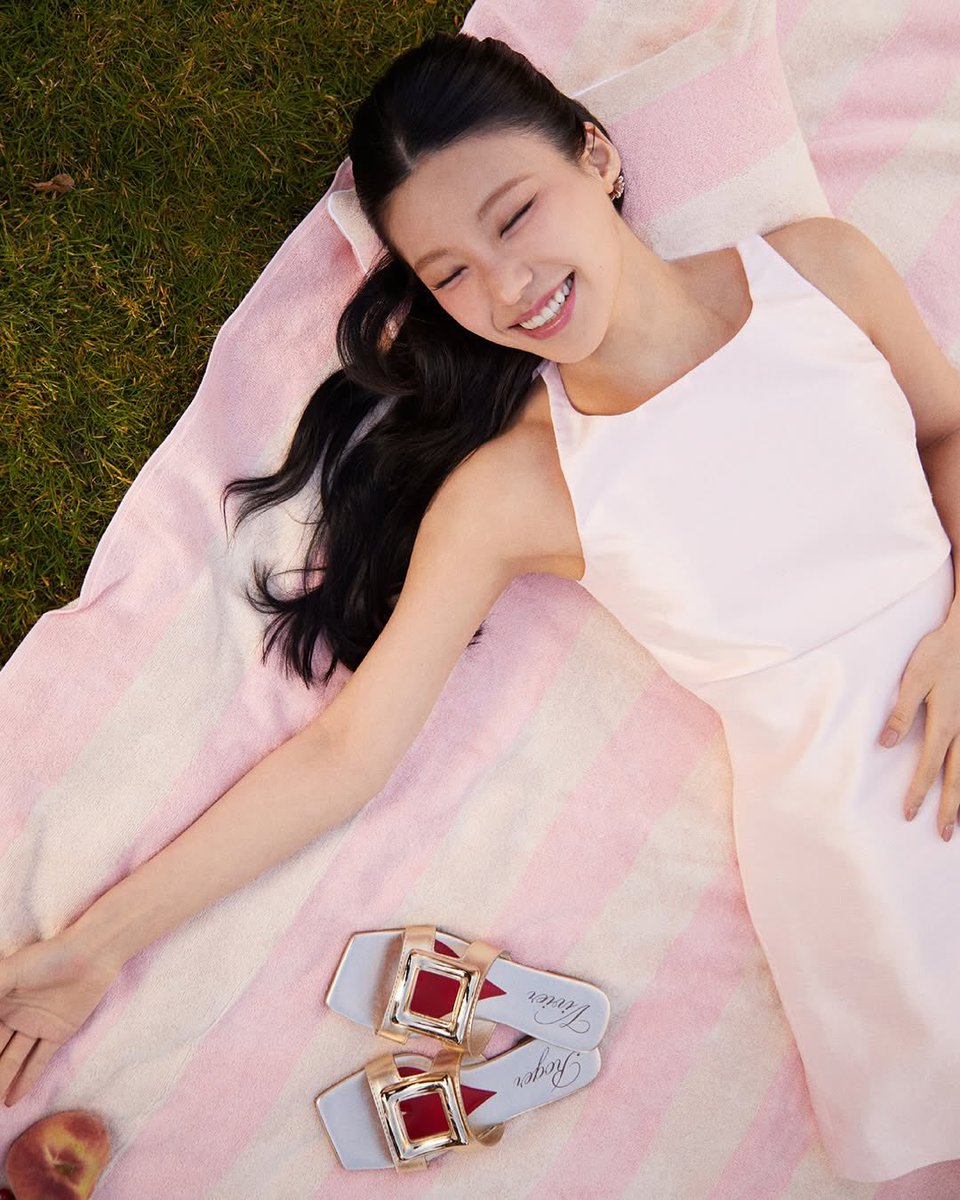 itzypopbase's tweet photo. ITZY’s Yeji stuns for ROGER VIVIER. https://t.co/gOQt0d99Al