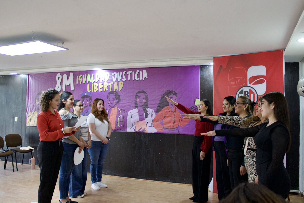 ONMPRIDurango's tweet photo. 💪🏻🙋🏻‍♀️Cada nombramiento es una oportunidad para construir algo mejor.

Hoy, con la toma de protesta de nuestras nuevas secretarías y subsecretarías, en ONMPRI reafirmamos que el liderazgo de las mujeres es clave para abrir caminos, tender puentes y dejar huella. ✨🤝🏼 https://t.co/FqEwn3RUam