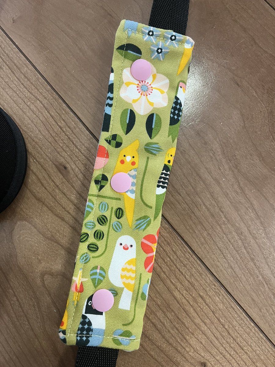 kinoconococco's tweet photo. 娘の水筒カバーは、大好きな🦜柄で。
裏表キルティングだとごわごわしてたから今回は裏地だけキルティングに♪

さてさてまだまだ縫いたいものが…
時間がもっと欲しい🤤 https://t.co/PIq2dLzk46
