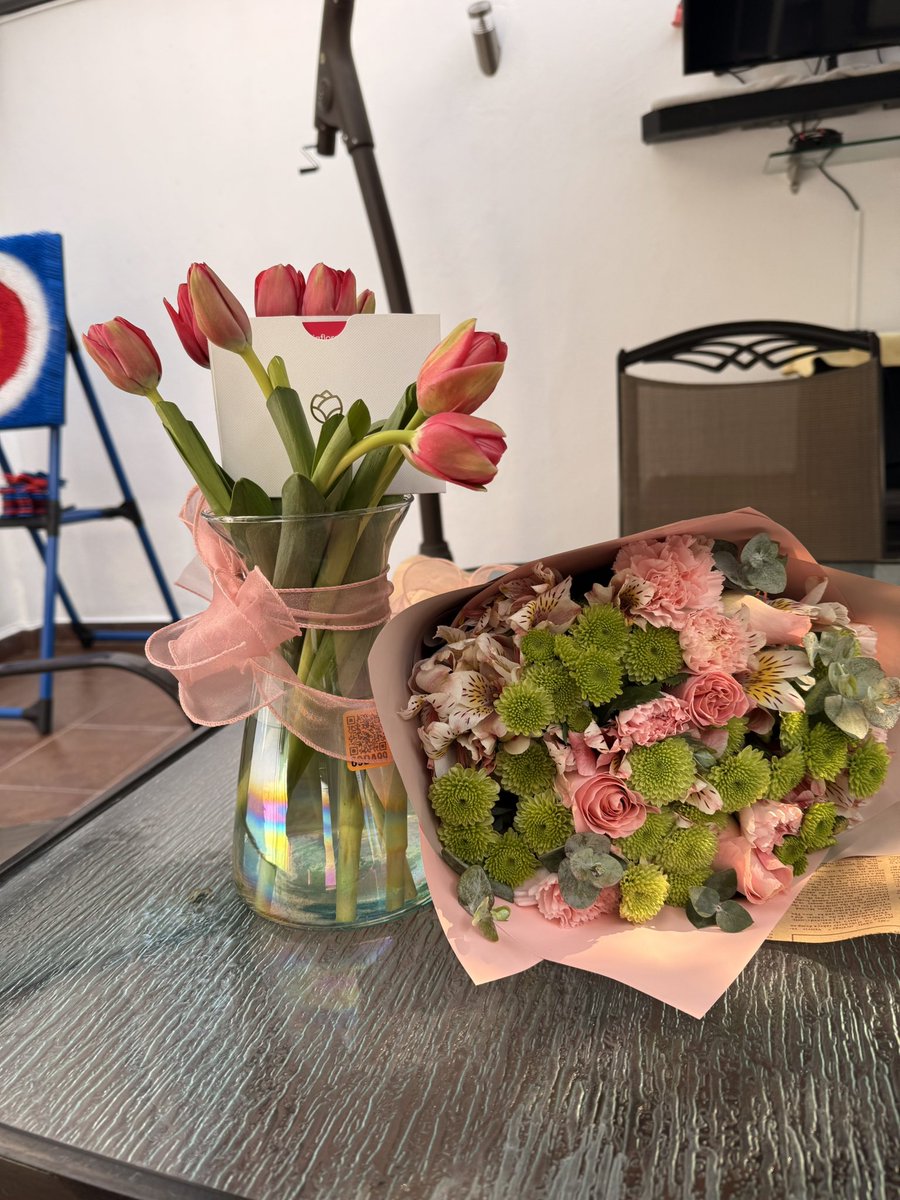 la tarjeta decía “te debía las flores de marzo, y también te mando las de abril”