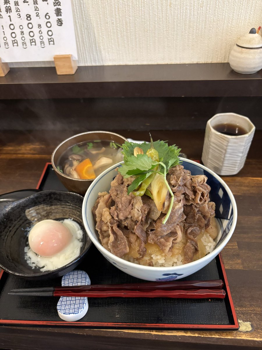 EpGpox496812's tweet photo. 神戸の北の坂にある神戸牛丼広重さんに初挑戦してきました😸

神戸牛を使った高級牛丼です‼️

お肉も柔らかいしこんな美味しい牛丼を食べたのは生まれて初めてです😋

また再訪します🚶‍♂️‍➡️ https://t.co/vM87yDJ00B