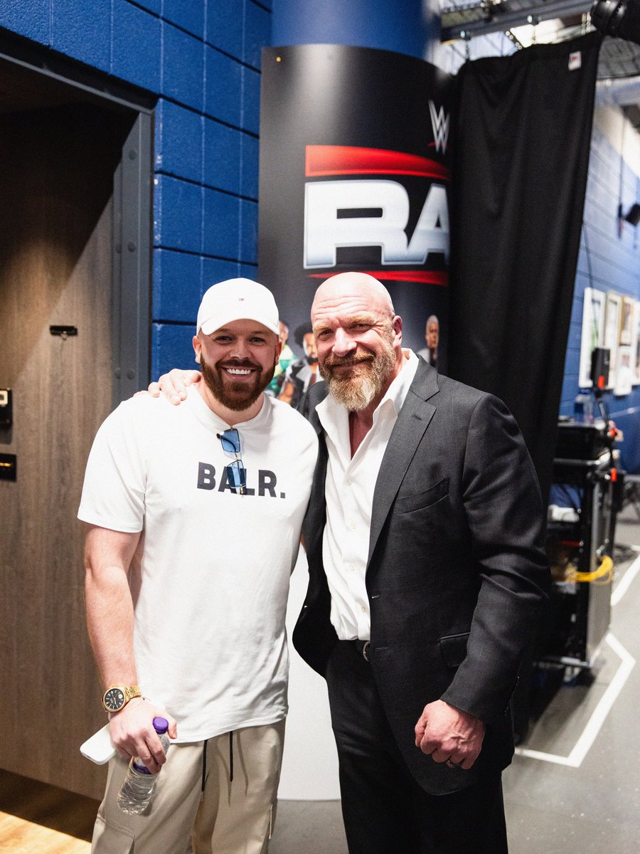 LukeKnight93's tweet image. #WWERaw  : London 📍