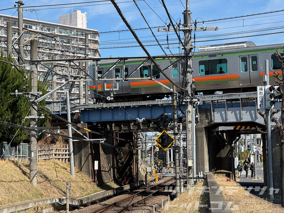 【観察】西武新宿線の“ボトルネック”区間

実は全線が“複線”ではない西武新宿線。

本川越駅の手前でJR川越線・東武東上線とクロスする箇所は、ガーター橋の関係で部分的に単線となり運用上のボトルネックに。

似たような例では名鉄名古屋本線の名鉄岐阜駅などがありますね。

#本川越駅 #西武新宿線