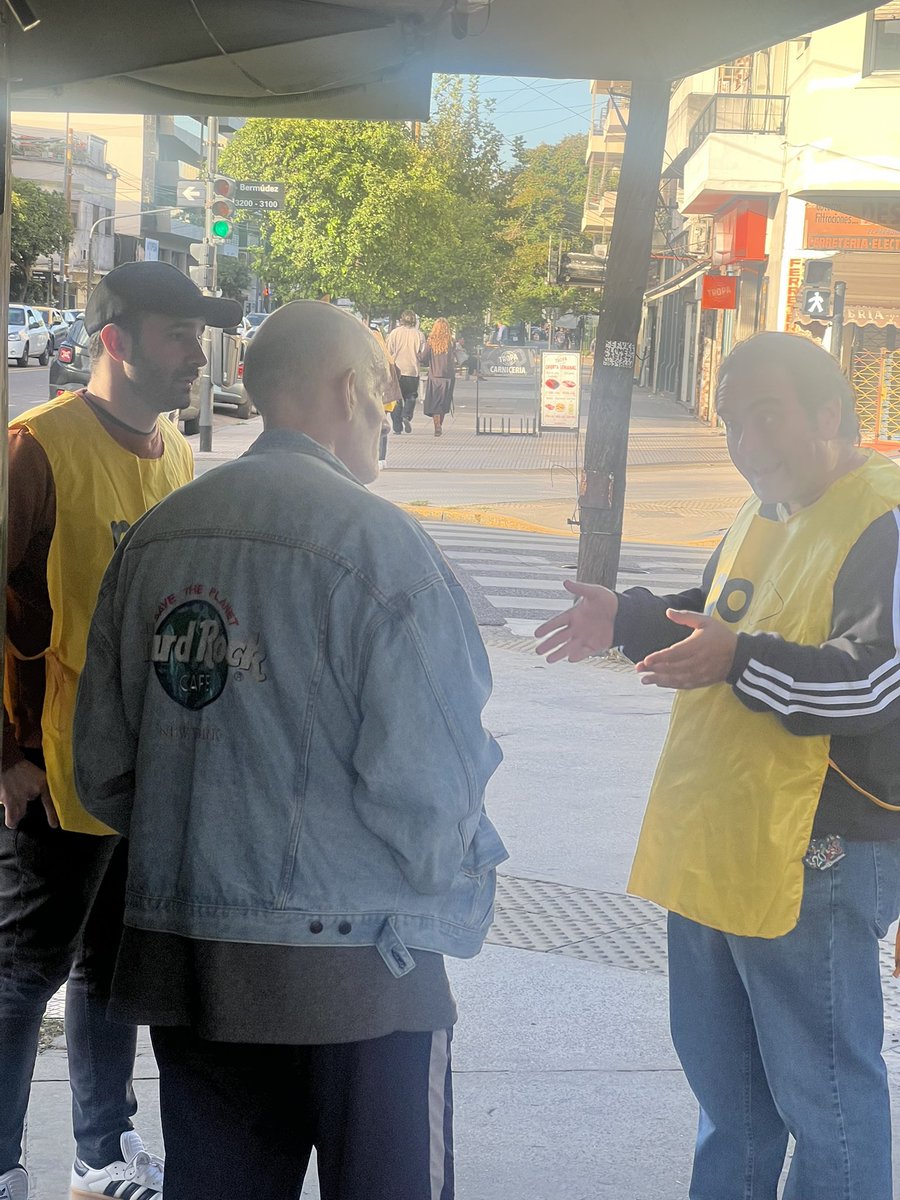 De algo estamos seguros en el #PRO💛: 

No vamos a dejar a que el Kirchnerismo gane la Ciudad y extienda el modelo de desgobierno de la Provincia a la Capital Federal. 

Por eso salimos a escuchar a los vecinos de la Comuna 11 y conversamos sobre las elecciones del 18 de Mayo.