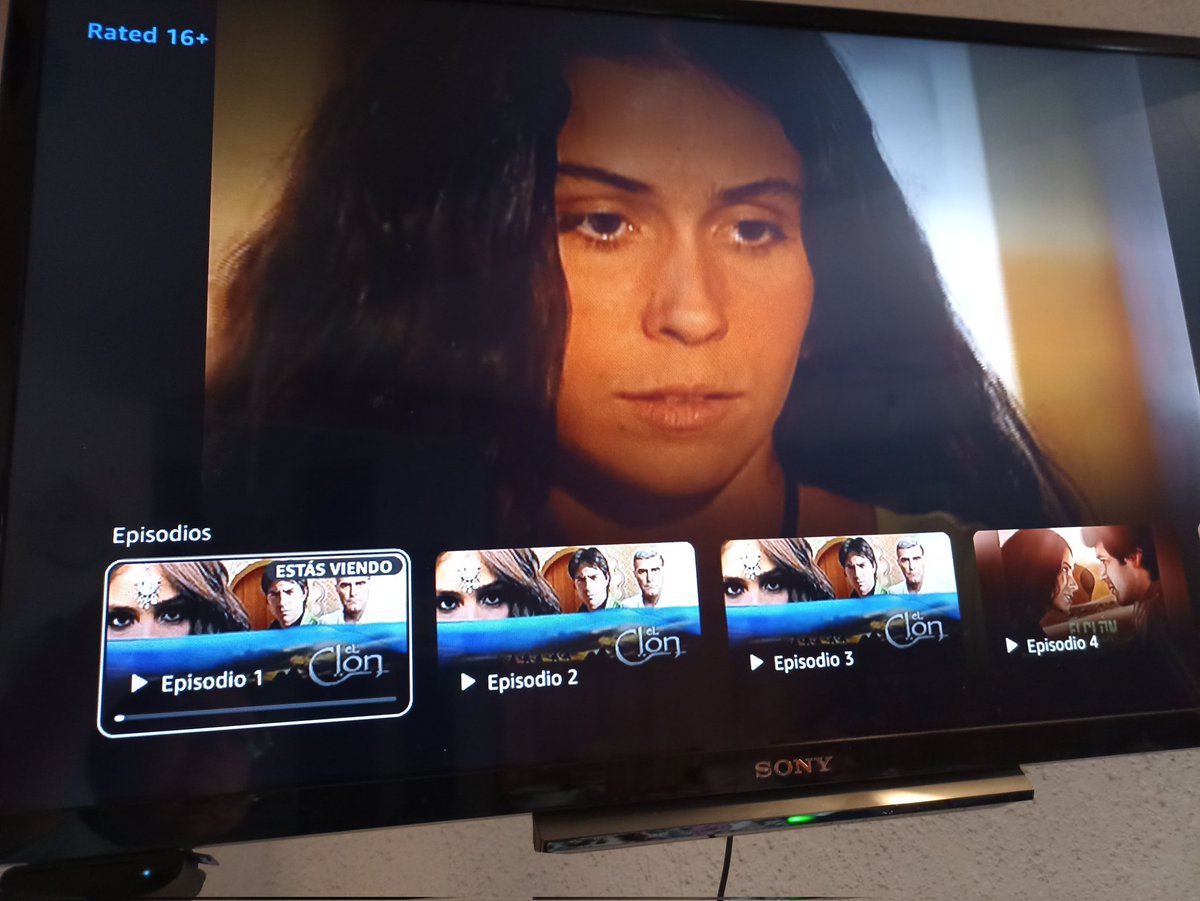 VampiresaR's tweet photo. @ViXayuda Pero ella es Giovanna la del clon Brasil 2001 :( https://t.co/K7dMWIrGyZ