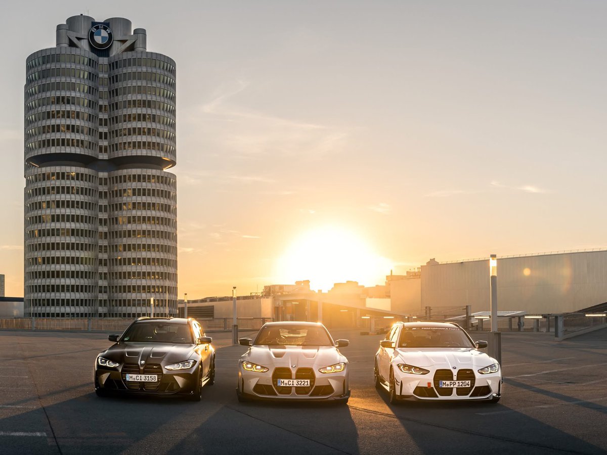 EmceeSLIM's tweet image. Sunset Club.

Paint finish shown: Alpine White solid, Sapphire Black metallic and BMW Individual special paint Frozen Brooklyn Grey metallic. Check the link in bio for the BMW Individual Visualizer to see more BMW Individual colour options. 

#BMW #THEM3 #THEM4 #BMWM…