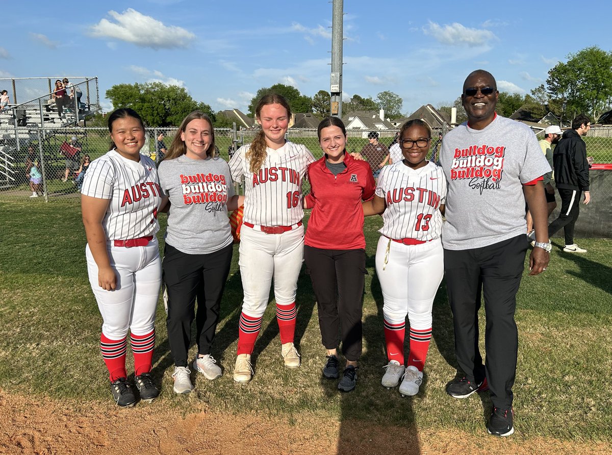 Dawgsportsmed's tweet photo. Feeling incredibly grateful to be recognized on teacher appreciation night! We LOVE our #SportsMeddies!! 
#TeacherAppreciation #ATsTeach
#AT4All https://t.co/viYb7SPnvL