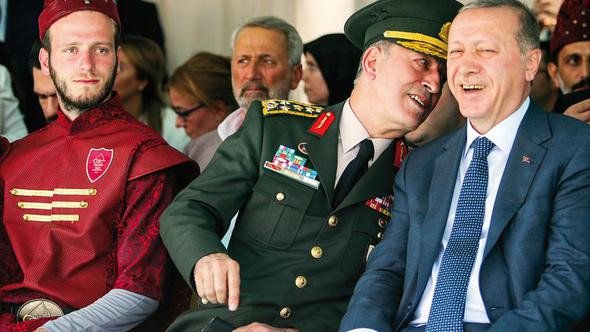 Hulusi Akar'ın koruması:

- Akar rehin alınmadı, onun emrinin dışında bir şey yapılmadı

- Bir gün önce Hakan Fidan'la geç saatlere kadar görüştü

- Komutan, Tümgeneral Mehmet Dişli ile makamdan çıktı.
Alıkoyulma darp ????? 
Yok.