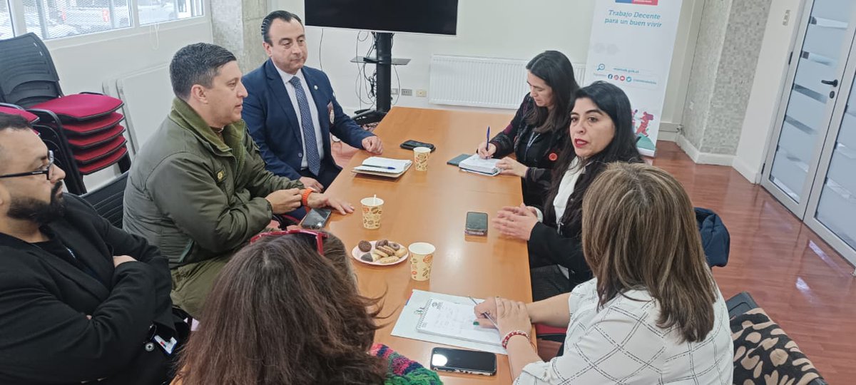 La sección de <a href="/CarabDDHHyFam/">Carabineros Derechos Humanos y Prot. de la Familia</a> #Magallanes participó en una reunión de trabajo de la Mesa Intersectorial de Trata de Personas junto a <a href="/PDI_Magallanes/">PDI_Magallanes</a> <a href="/MintrabMagallan/">Mintrab Magallanes</a> y la nueva Seremi (I) de Seguridad Pública con el fin de identificar posibles focos y coordinar futuras actividades