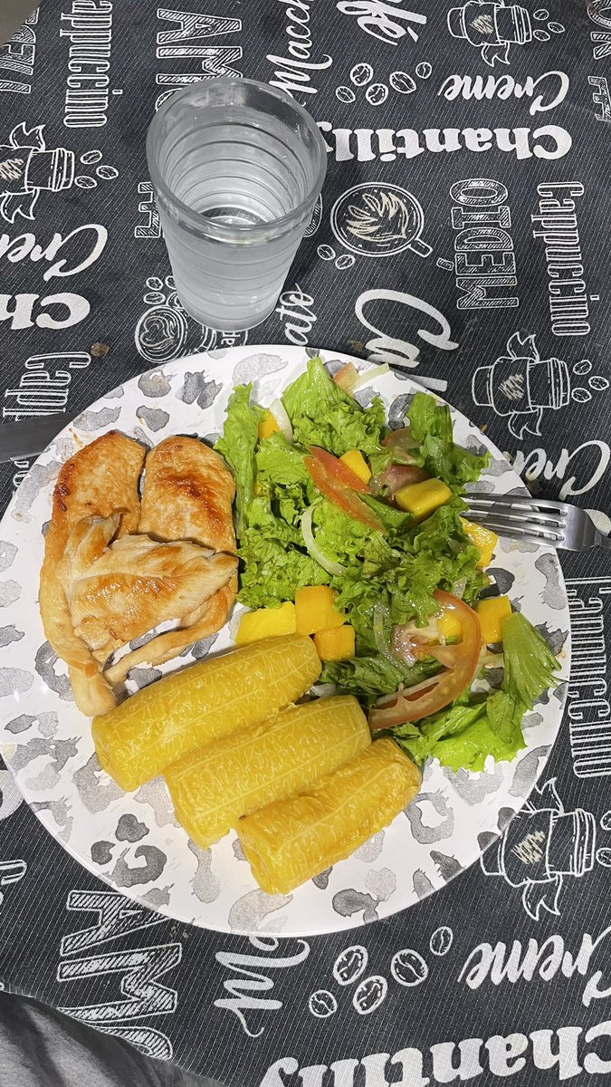 marck_cisneros's tweet photo. Una comida medianamente saludable.. #cenadehoy https://t.co/6ARrdPxQfU