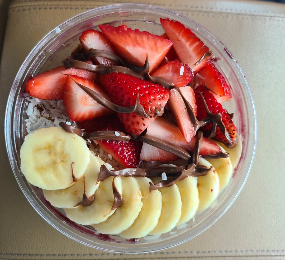 mjbleedsblue's tweet photo. If you're in Lexington, run to Better Blend. I got the Good Good Chocolate Bowl. So good. 10 out of 10 😋🤤 https://t.co/qHnctaV2VX