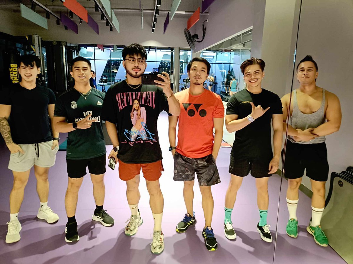 vhin2x's tweet image. Yassterday Bonding!!! 🖤❤️🤍 #groufie #friends #bonding #holiday #catchingup #gym #friendship #friendsforlife #friendsforever #friendsforkeeps #anytimefitnesspioneer #starbuckspioneer

Surround yourself
With people
That you push 
To be better.

No drama,
Jealousy 
Or
Mess.

Just