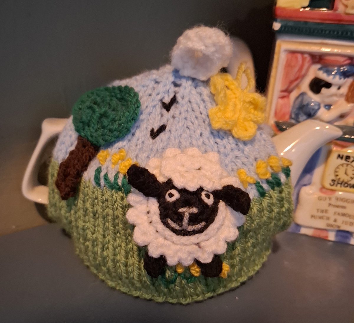 SamanthaWrapson's tweet photo. Another delightful midweek double show day! First a return visit to @TCCOBBmusical, which is no less heartwrenching the second time round and has only made me more desperate for a full cast recording. Also found this tea cosy in the Ambassadors and I'm obsessed 🧡 https://t.co/IxsBk2WWup