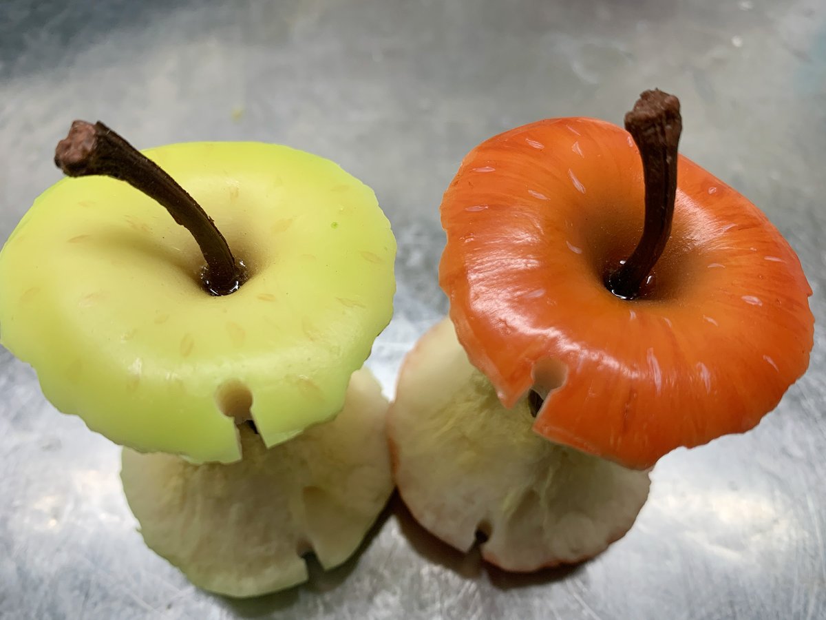 りんごの芯を再利用🍎
コードリールになりました〜🔌😳

#食品サンプル　#食べてません　#非売品