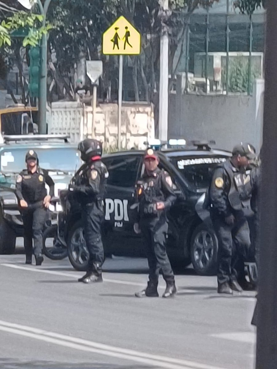 ricardovitela's tweet photo. 🚨#HOY por la tarde hubo una balacera en Observatorio y Florencio Miranda, unos sujetos en moto intentan asaltar a un conductor, su escolta repele la agresión,ahí pasaba un policía de investigación quien también participó al darse cuenta del asalto,una bala perdida en un autobús. https://t.co/5HOTceFdab
