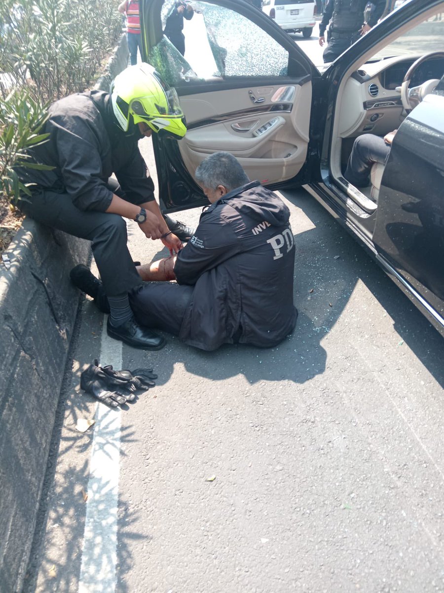 ricardovitela's tweet photo. 🚨#HOY por la tarde hubo una balacera en Observatorio y Florencio Miranda, unos sujetos en moto intentan asaltar a un conductor, su escolta repele la agresión,ahí pasaba un policía de investigación quien también participó al darse cuenta del asalto,una bala perdida en un autobús. https://t.co/5HOTceFdab