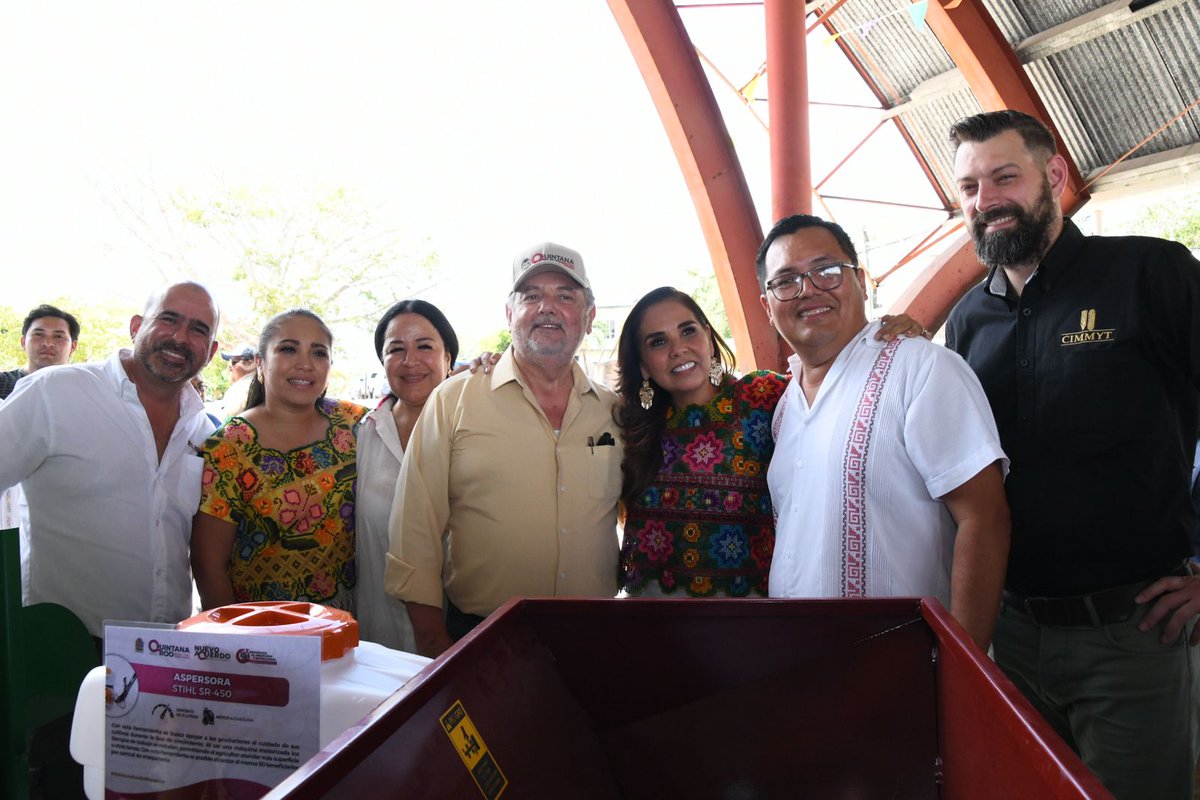 ACCIMMYT's tweet photo. 🚜 La gobernadora @MaraLezama entrega maquinaria agrícola a familias productoras del sur de Quintana Roo.
¡Más productividad, menos pérdidas poscosecha!
#ASAQROO #CIMMYT #GobiernoConElCampo https://t.co/JYdA9BNCrj