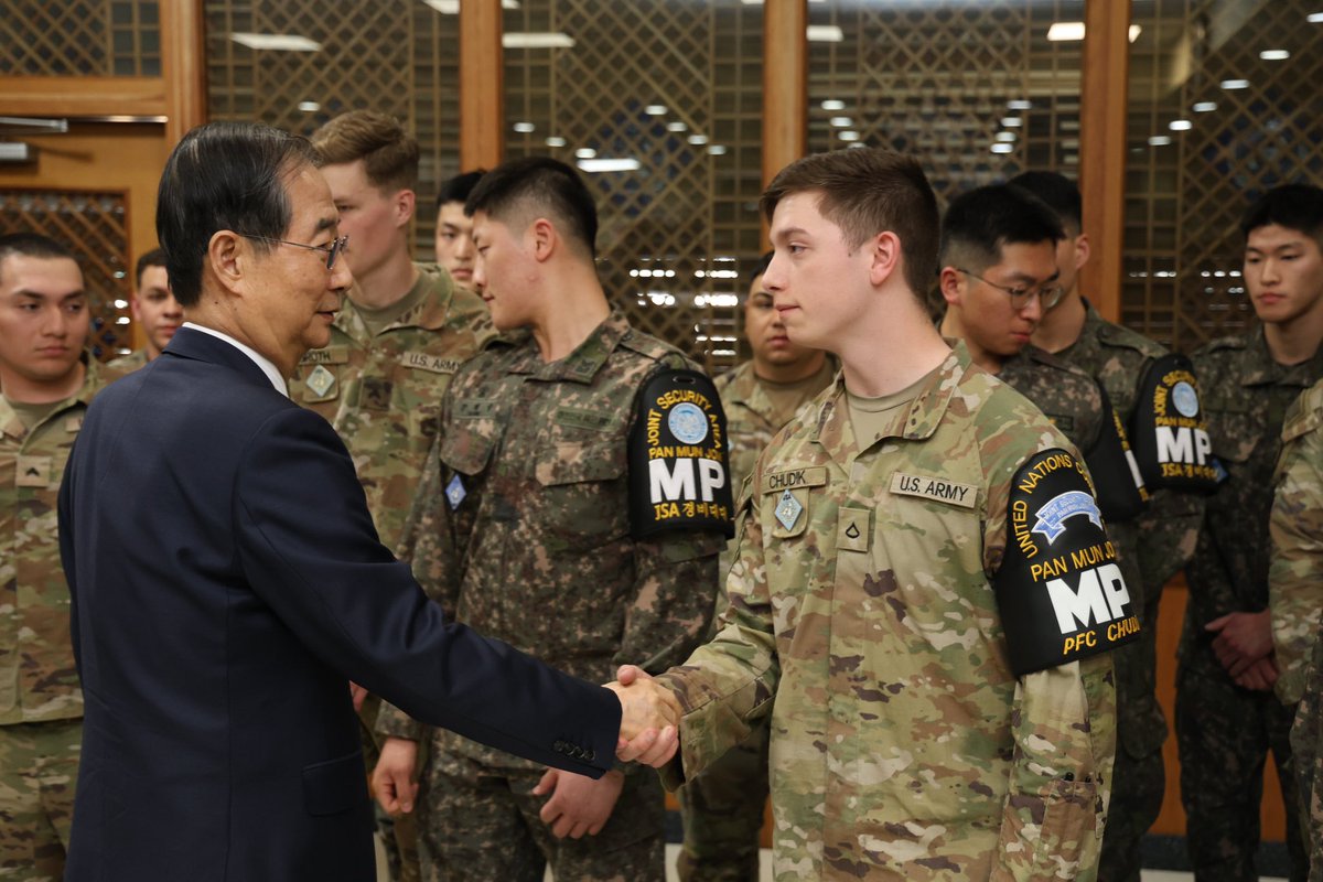 UN_Command's tweet photo. Yesterday, @PrimeMinisterKR visited the UNC Security Battalion–JSA, thanking #UNC leaders and Soldiers for working in unity as the only fully combined (UNC-ROK) battalion to secure one of the most critical locations on the Korean Peninsula. #InFrontOfThemAll #UnderOneFlag https://t.co/lXvYM9DT4G
