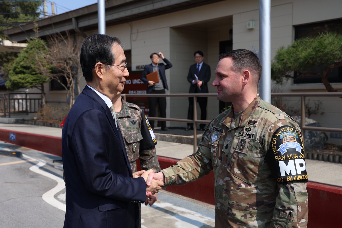 UN_Command's tweet photo. Yesterday, @PrimeMinisterKR visited the UNC Security Battalion–JSA, thanking #UNC leaders and Soldiers for working in unity as the only fully combined (UNC-ROK) battalion to secure one of the most critical locations on the Korean Peninsula. #InFrontOfThemAll #UnderOneFlag https://t.co/lXvYM9DT4G
