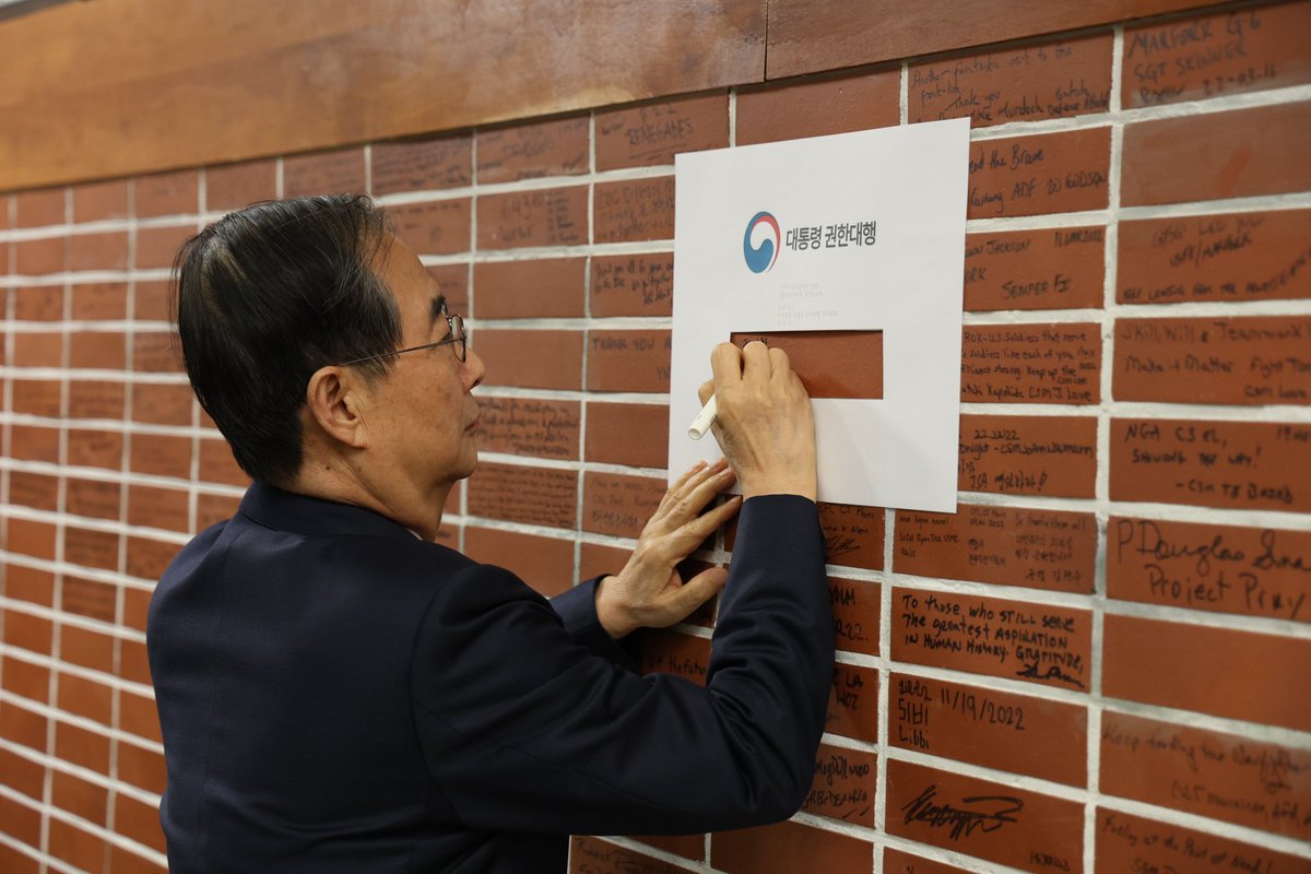 UN_Command's tweet photo. Yesterday, @PrimeMinisterKR visited the UNC Security Battalion–JSA, thanking #UNC leaders and Soldiers for working in unity as the only fully combined (UNC-ROK) battalion to secure one of the most critical locations on the Korean Peninsula. #InFrontOfThemAll #UnderOneFlag https://t.co/lXvYM9DT4G