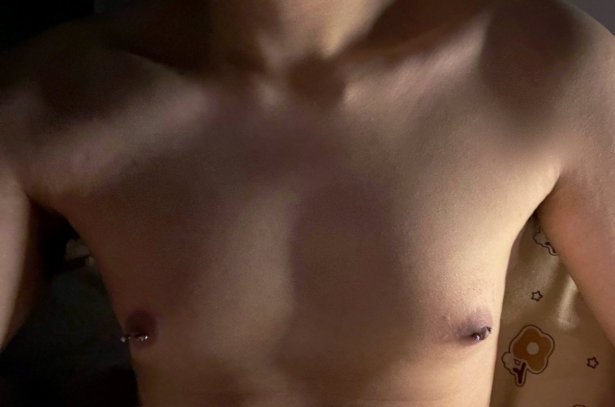 诈尸hhh，乳钉总算是有空给自己安排上了，大家觉得乳钉和乳环哪个会好看一点？ 🥵#1m0s #乳钉 #1M #骚狗 #SM