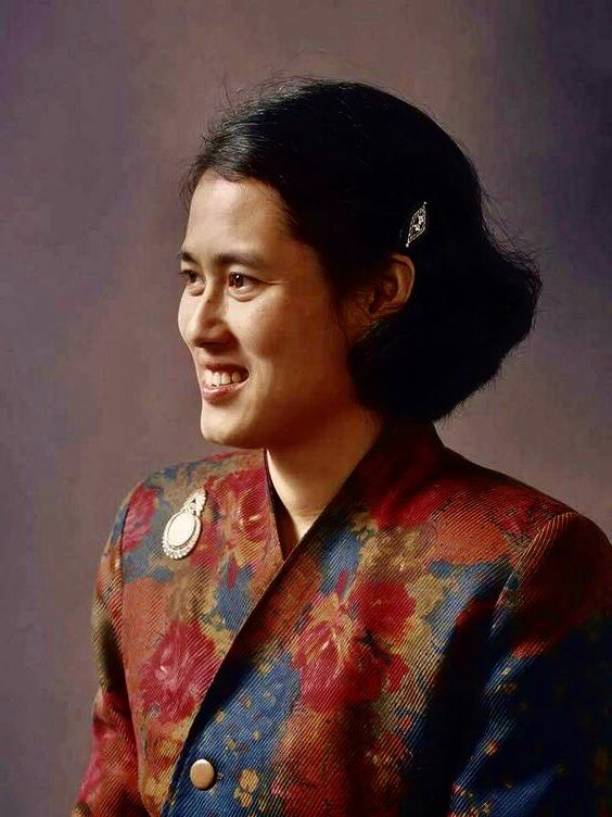 พระองค์คือขวัญเกล้าดวงใจ..หทัยสยาม
พระบารมีปกเกศคุ้มเขตคาม
ทรงงดงามพระเกียรติคุณอุ่นกมล
ทรงเป็นองค์วิศิษฏ์ศิลปิน ผดุงแผ่นดินสืบสาน
ตระการผลทรงงาน..สร้างคุณค่าพัฒนาคน ทุกชนร่มเย็นด้วยน้ำพระทัย.

๒ เมษา วันคล้ายวันพระราชสมภพ
สมเด็จพระกนิษฐาธิราชเจ้า กรมสมเด็จพระเทพรัตนราชสุดาฯ
🙏💜