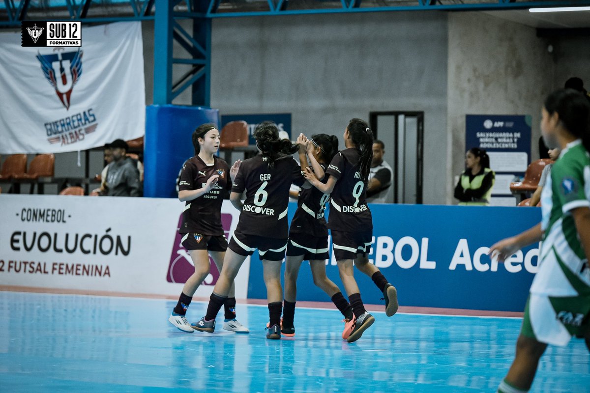 GuerrerasLDU's tweet photo. 👏 ¡DEBUT CON GOLEADA en Paraguay! ¡VAAAMOS LIGA! 🔥

🆚 #LIGASportNeciosup 8x3
🏆 #CONMEBOL #LigaEvoluciónFS Futsal - Sub12 🇵🇾
⚽ Martina Robles (x4), Dannae Galarza, Adriana Cadena, Jaritza Alcivar y Alejandra Ger.
📷 @CONMEBOLtorneos

#GuerrerasAlbas #FormativasLDU #Ecuador https://t.co/0qdkmVTKV1