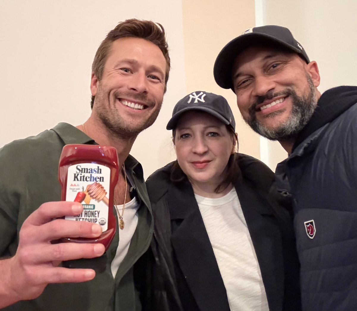 KeeganMKey's tweet image. Congrats to Glen Powell and his new line of organic condiments, Smash Kitchen. Everything is delish!! 🍅🍔😊👍🏽
@glenpowell #SmashKitchen