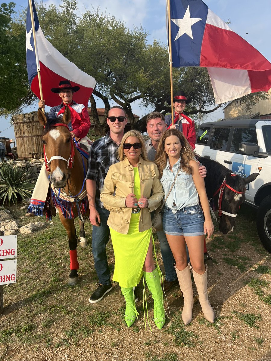 TimbertopBuild's tweet image. Timbertop Builders Team and friends having a blast at the Rodeo function tonight for Epcon Connections Conference 2025! 

#timbertopbuilders #epcon #epconcommunities #epconconnect2025 #homebuilders #rodeo #Texas #TejasRodeo