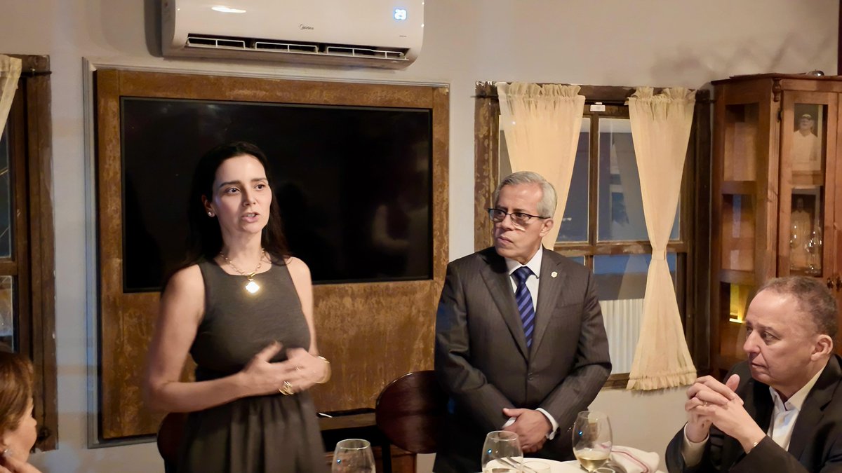 ascomdfigueroa's tweet photo. Desde Brasília, con gratitud y compromiso. 🇧🇷🇲🇽
El notariado brasileño respalda nuestro proyecto para la UINL.
Gracias a la Dra. Giselle, al Not. Ubiratan y a las notarias mexicanas que me acompañan en este camino.
¡Vamos por una Unión inclusiva y fuerte!
#MéxicoABerlín2025 #UINL https://t.co/EDSvRWObXW