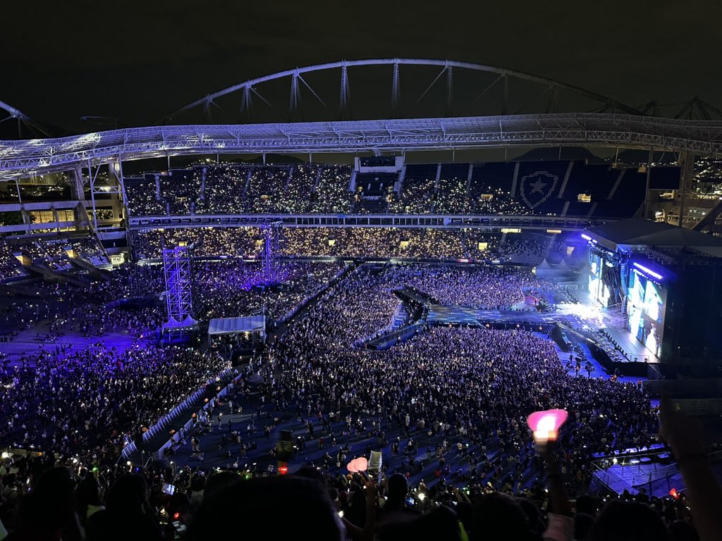 dontletmeluv's tweet photo. stray kids concert in rio de janeiro brasil on a tuesday mind you https://t.co/zWFgsSE4YY