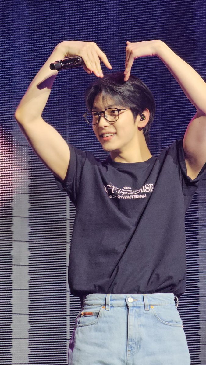 sooblovclub's tweet photo. thread of #SOOBIN changing lives at #TXTinAmsterdam 💕 https://t.co/KviK9huX5N
