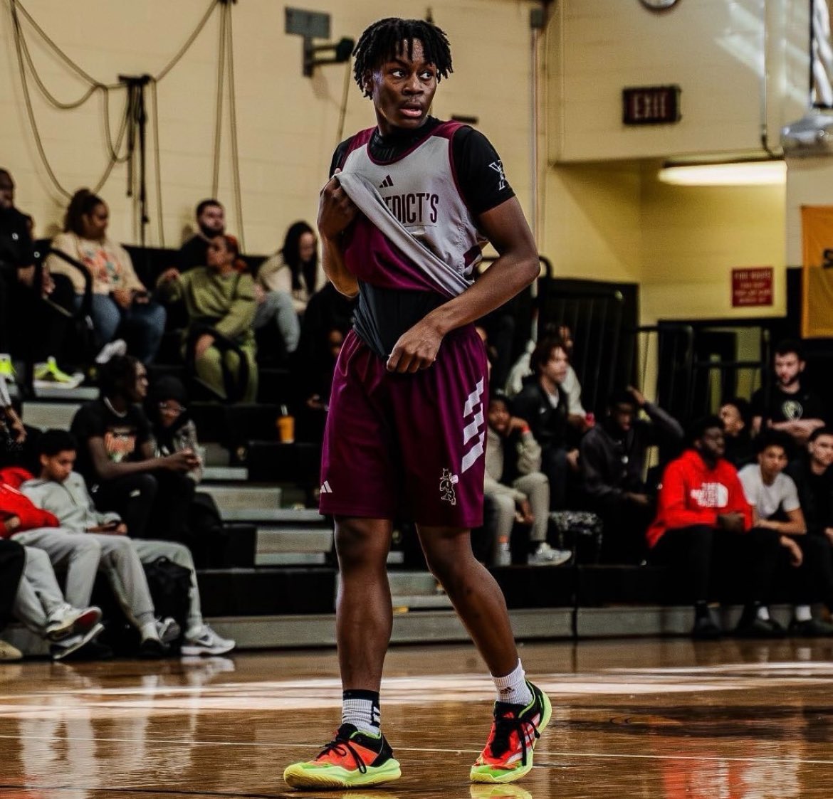 Freshman standout PG Michai White has received an offer from Louisville <a href="/247Sports/">247Sports</a> is told. 

247sports.com/Player/michai-…